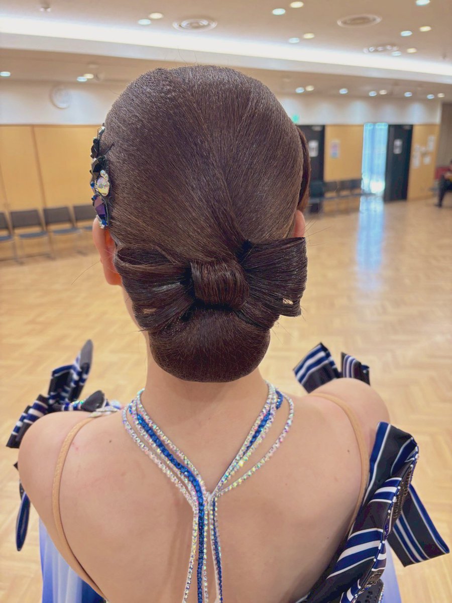 ダンス4年目にして、初デモ！
シナトラの曲でどうしても踊りたくて、たくさんリーダーにワガママ言いました♡笑
髪上げとヘアアクセはあやこさん(<a href="/aya_jcr/">あやこ</a> )にお願いして、リボンシニヨンときらきらアクセに✨️
1分半あっという間だったけど、本当に幸せな時間でした！
ありがとうございました♡