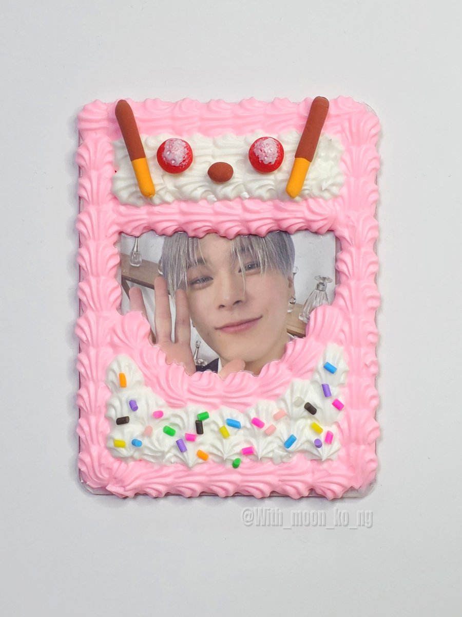 빈이생일 기념 RT 이벤트🍀
빈이가 만들고 직접 이름까지 지어준 케이크
와앙이탑꾸 1분 선물로 보내드리려고 합니다.
탑꾸디자인상 넣을만한 포카가 많지는 않아서 포카도 함께 보내드려요~
💜당발 화요일 낮 빈이시🌙
💜국내아로하 한정
💜gs반택 받으실수 있는 분
💜반택비는 제가요