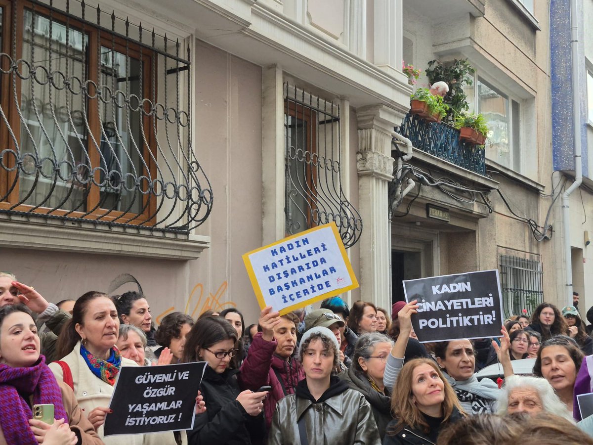 aralikfeminist's tweet photo. Durdona Khokimova Ümraniye'de öldürüldü, bedeni parçalara ayrıldı ve Şişli'de çöp konteynerinde bulundu. 
Katilleri cani değil, hasta değil sadece erkek. 
Erkekler kadınları öldürebiliyor çünkü biliyorlar ki iyi hal indirimi var, infazla afla dışarı çıkma ihtimalleri var. https://t.co/ieySuwRLF6