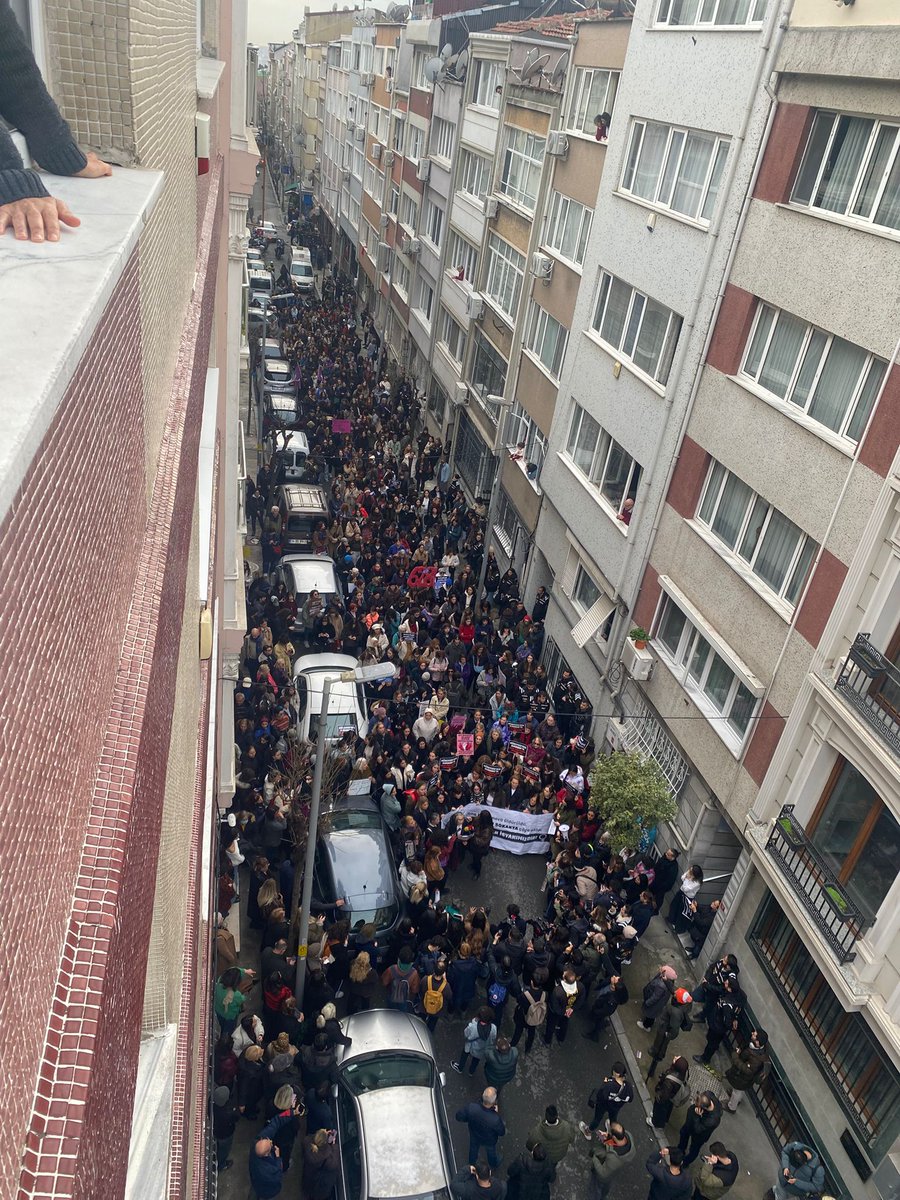 aralikfeminist's tweet photo. Durdona Khokimova Ümraniye'de öldürüldü, bedeni parçalara ayrıldı ve Şişli'de çöp konteynerinde bulundu. 
Katilleri cani değil, hasta değil sadece erkek. 
Erkekler kadınları öldürebiliyor çünkü biliyorlar ki iyi hal indirimi var, infazla afla dışarı çıkma ihtimalleri var. https://t.co/ieySuwRLF6