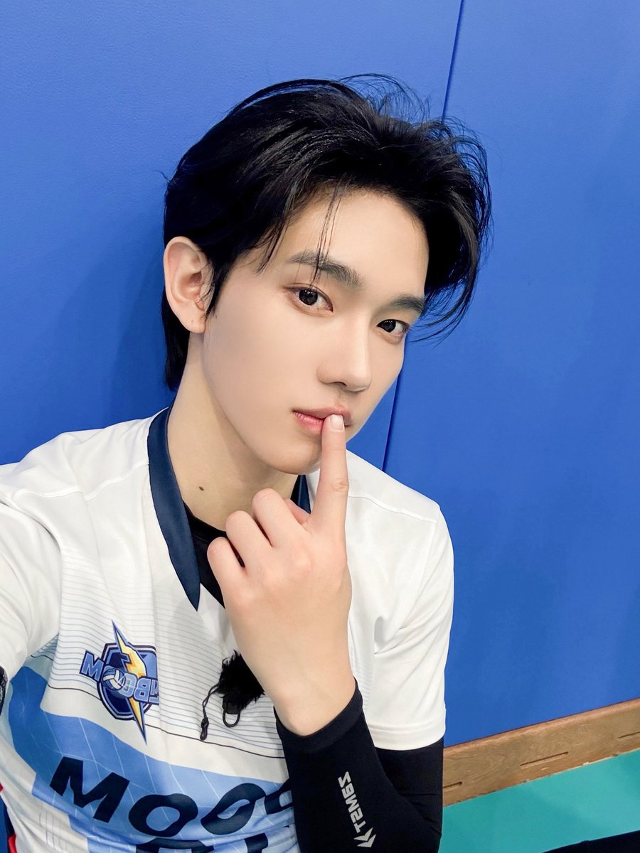 [📸] 260125 MBN <#스파이크워>

드디어 신BOOM vs 기묘한의 파이널 경기‼️
숨 막히는 접전 끝에 세트 스코어 1:1 🫨

다음 주 경기도 반드시 본방사수 필수입니다 🧡

#루네이트 #LUN8 
#카엘 #Chael