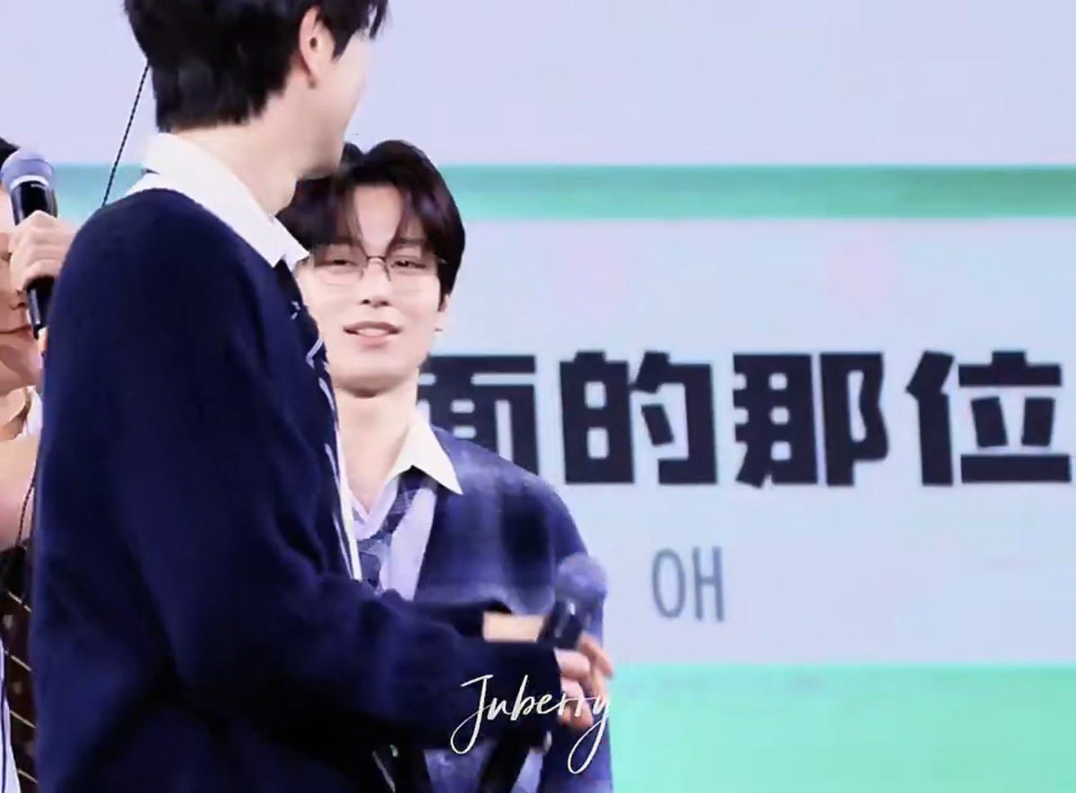 아까부터 의문인 점
영훈이한테 골름당할라고 하는 애교어필인데
왜 계속 영훈이형 안 볼땨만 하는고임
뒤돌면 자꾸 아닌척. 요러고 잇고
ㅋㅋㅋㅋ
ㅋㅋㅋㅋㅋ