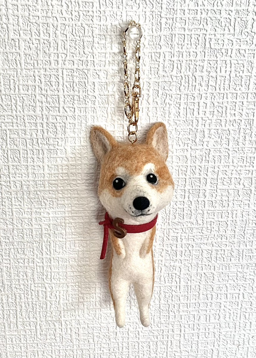 オーダーいただいた柴犬ちゃんのチャーム。 ワンちゃんは座り姿が多い