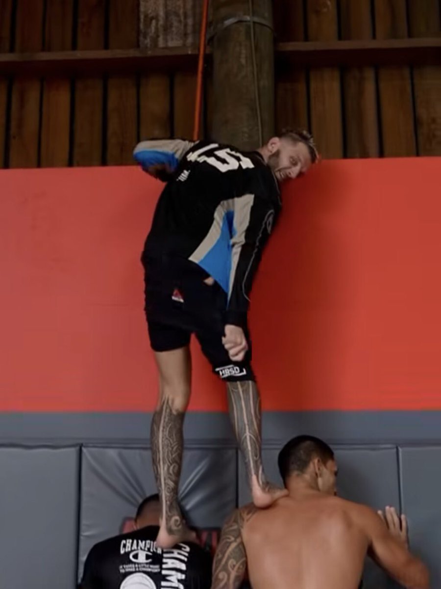 MMA_Fan_K's tweet image. 【今日デリックルイスの🍑おけつが見れなかったみなさんへ】

代わりにダン・フッカーが
『Hello〜〜🎶』って言いながら出してたのでどうぞご査収ください🍑🤲🏻☺️

※ 来週の #UFC325 セミメインです❕

これはいったい何の練習なんでしょうか