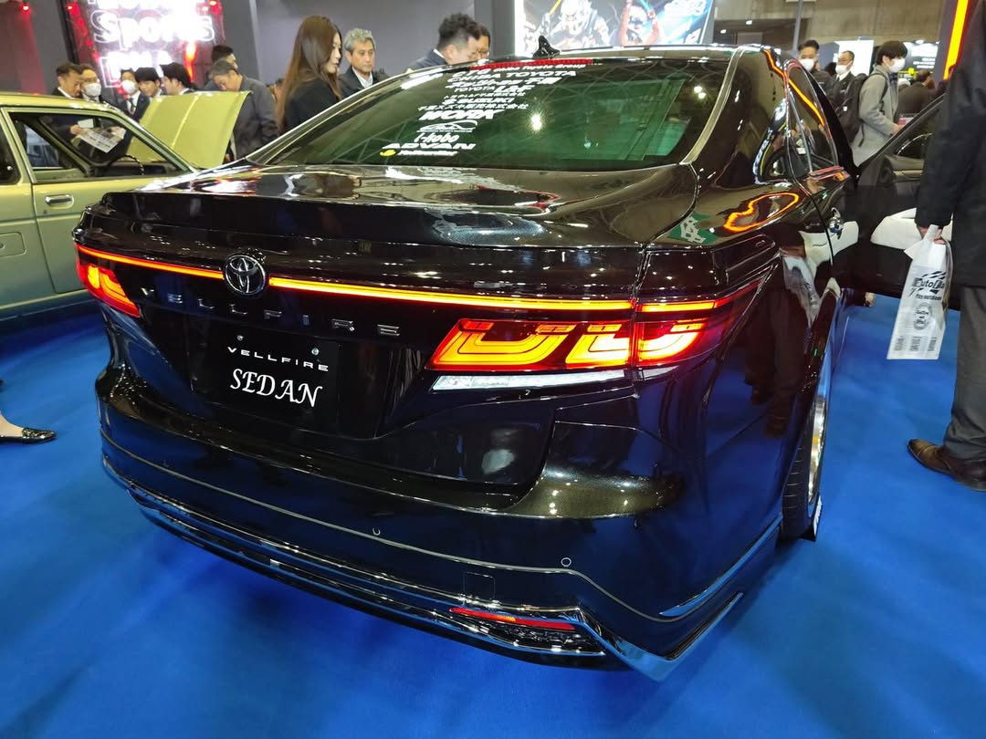 SelebtwitMobil's tweet photo. TOYOTA ALPHARD SEDAN

After a Vellfire (Alphard) cabriolet, now the Japanese modification scene gives us the Alphard sedan!
===
Setelah Vellfire (Alphard) cabriolet, skrg skena modifikasi Jepang ngasih kita Alphard sedan!

Tebak basisnya mobil apa / Guess what it's based on https://t.co/jeWj0Tg7V7