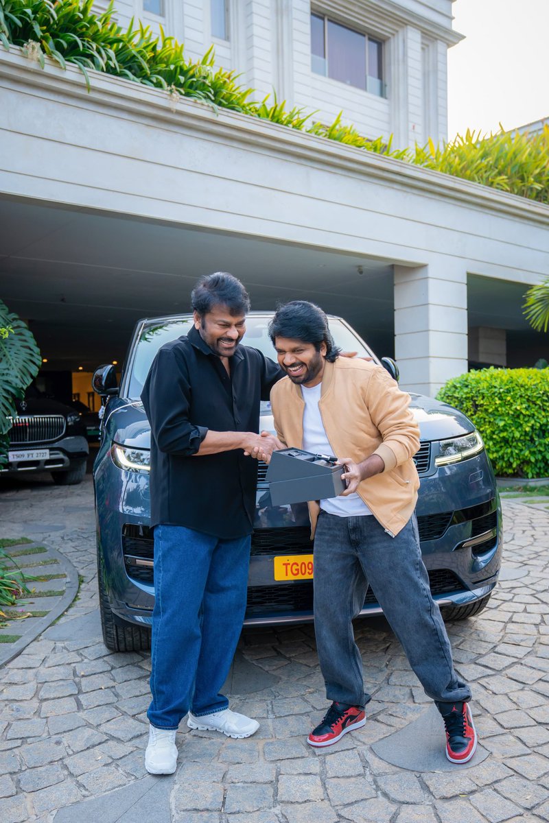 SuryaKonidela's tweet photo. The MEGA SURPRISE of the celebration night 😎🔥

Megastar @KChiruTweets garu gifted a brand-new Range Rover to Hit Machine @AnilRavipudi on the sensational success of
#ManaShankaraVaraPrasadGaru ❤️‍🔥❤️‍🔥❤️‍🔥

#MSG ALL-TIME REGIONAL INDUSTRY BLOCKBUSTER 💥💥💥 
#HistoricRegionalIndustryHitMSG