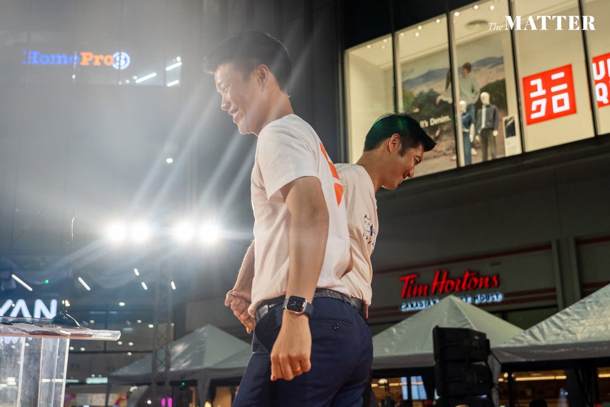 TarotYouuuu's tweet image. ขอตั้งชื่อภาพนี้ว่า ส่งต่ออนาคตใหม่ ให้ประชาชน พี่ธร พี่เท้ง เท่มากจริงๆครับ!!!!!

#พรรคประชาชน4️⃣6️⃣
#เชื่อในประชาชน