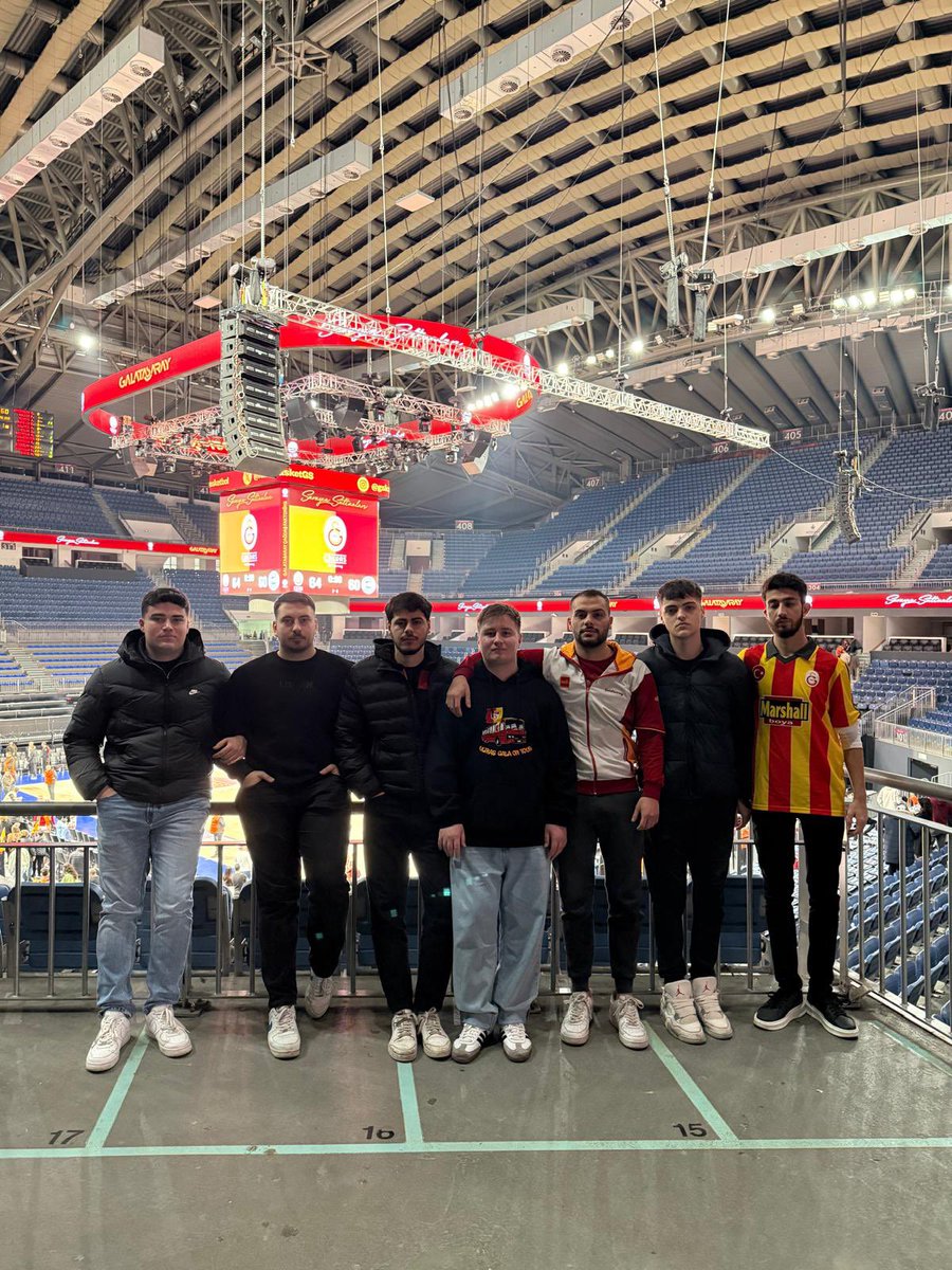 SEN SALONDA PARKEDE BİZ BURADA TRİBÜNDE..!
#uAUNIBEYKENT