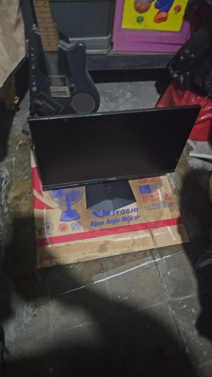 kael1st's tweet photo. be thankful to myself, 
pic: monitor kemasukan semut. Ini ritual pengusiran koloni 🙏🏻🗿 https://t.co/6jRrvmDg6L