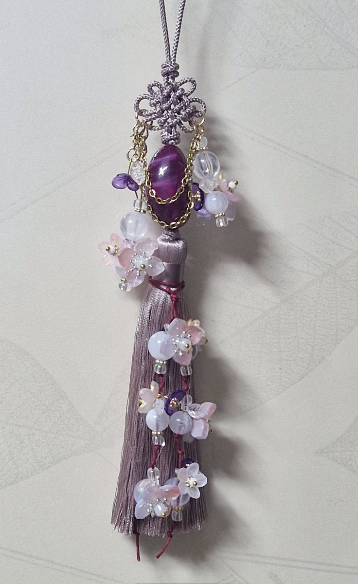 shop_adele07's tweet image. #노리개키링 #노리개
귀족의 상징이라는 보라색과 금체인으로 화려하게 만든 노리개 키링입니다. 금액은 18,000원(+택배비 5,000원) 이며 구매 원하시는 경우 dm 혹은 오픈카톡 부탁드려요.