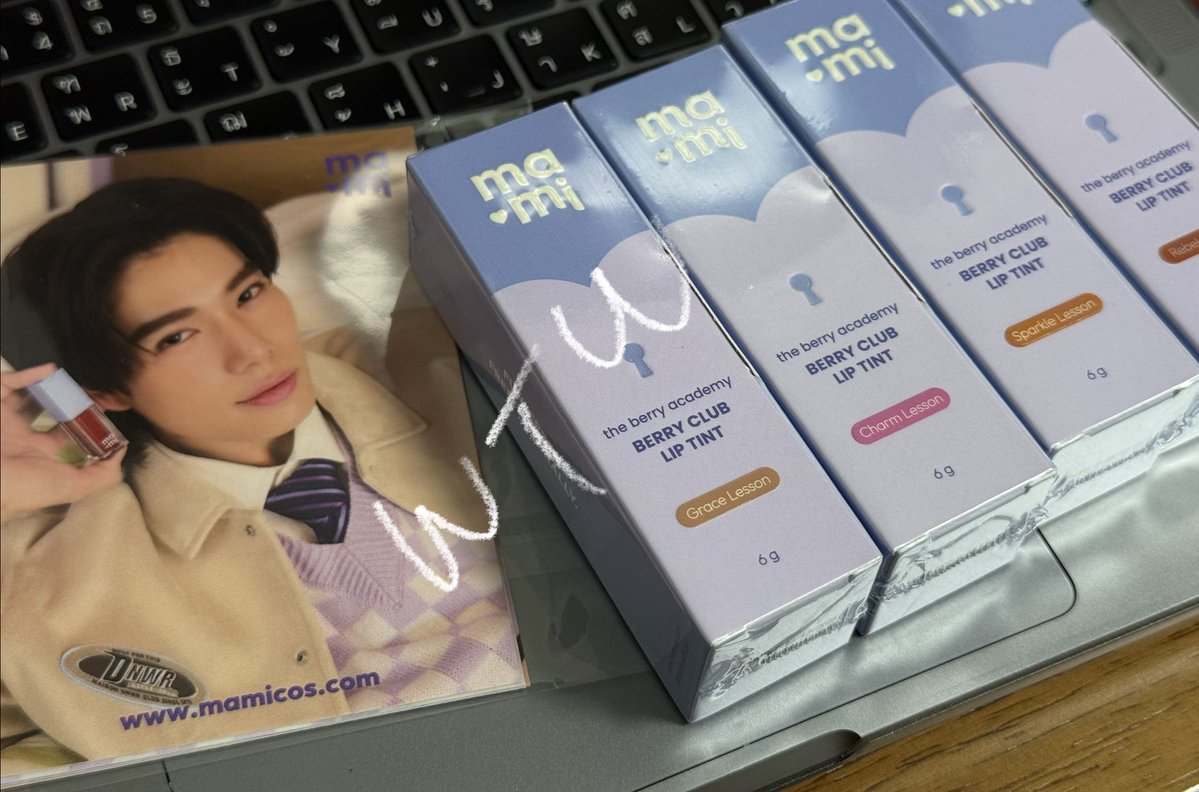 _winterw_ave's tweet image. (ไม่ติดแท็กจะมีคนเห็นไหมนะ) พอดีช่วงนี้มีเรื่องที่ดีเกิดขึ้นก่อนจบเดือนเลยตั้งใจว่าจะแจกของสักอย่างนึง

แจกลิปมามิ2แท่ง เลือกสีได้+แถมการ์ดให้ตามสีที่เลือกค่ะ แค่รีทวิตนี้พอ ประกาศไม่เกินวันที่ 30 มกราคมค่ะ 🥹