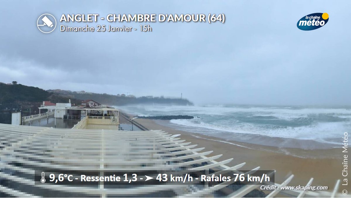 ⚠️🌊🚩 La mer est démontée à Anglet avec des vagues à plus de 5 mètres, et des pics à 7 mètres d'ici ce soir. Le vent souffle fort, avec des rafales qui dépassent les 100 km/h à Capbreton, Biarritz et Ciboure. #vent