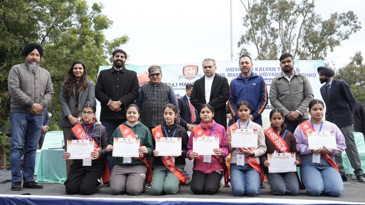 ABVPVoice's tweet photo. ABVP Chandigarh successfully organized the “Run for Viksit Bharat” at Sukhna Lake, Chandigarh. The event was graced by the august presence of the Hon’ble Governor, Rajya Sabha Member of Parliament Shri Satnam Singh Sandhu, and ABVP National Secretary Shri Aditya Takiar, who motivated the youth towards the vision of a Viksit Bharat.