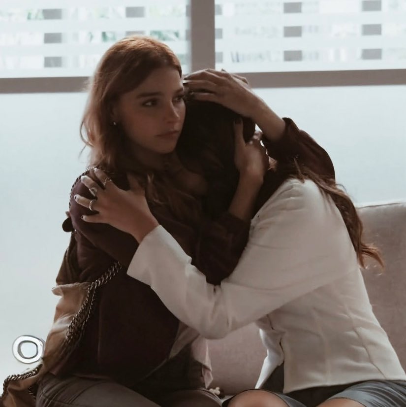 acervojuq's tweet image. bonitinho demais ela cuidando da princesa dela ❤️‍🩹