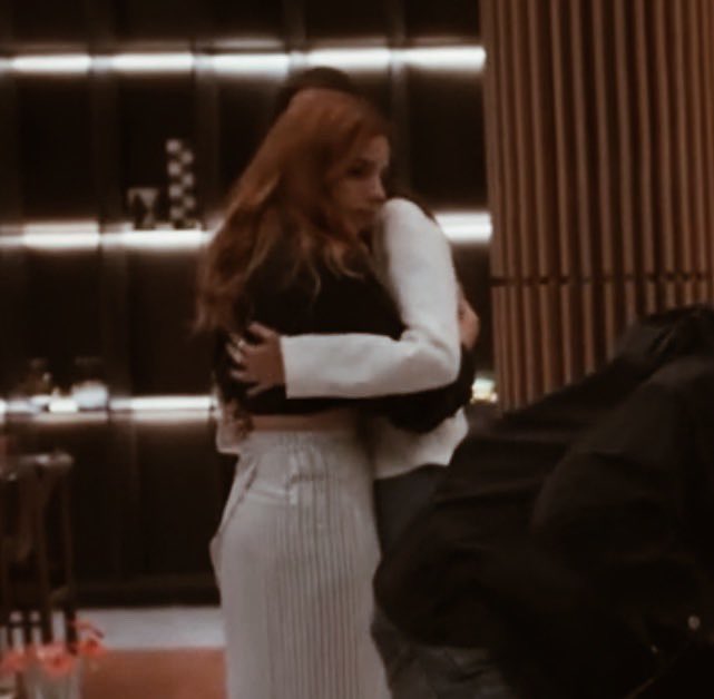 acervojuq's tweet image. bonitinho demais ela cuidando da princesa dela ❤️‍🩹