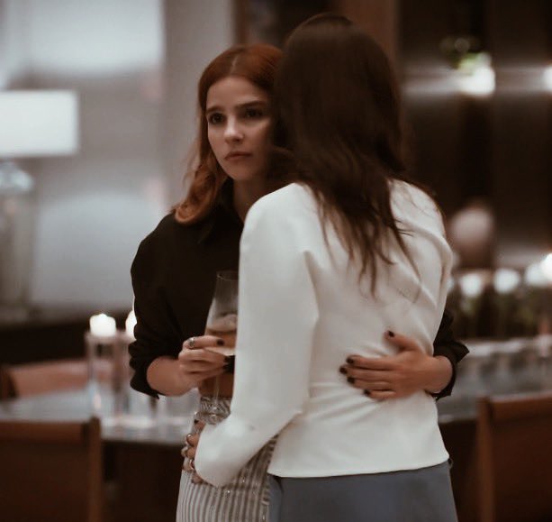 acervojuq's tweet image. bonitinho demais ela cuidando da princesa dela ❤️‍🩹