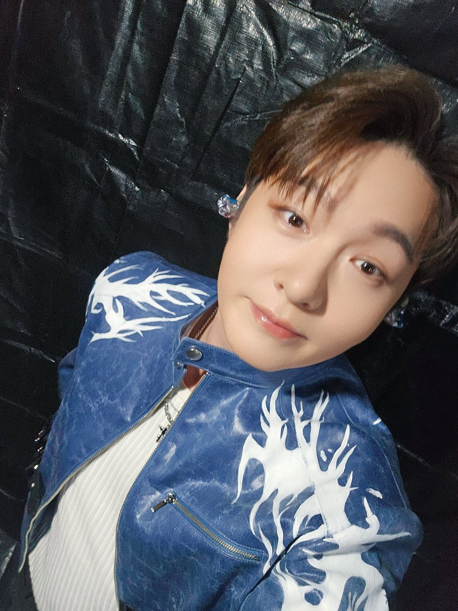 LeeCS_Official's tweet image. [📸] ✨2025-2026 #이창섭 단독 콘서트 &amp;lt;#EndAnd&amp;gt; - 수원✨

창섭 군과 zz6친💙멜로디의
두 번째 전국투어는 모두 끝났지만 ₍˘т т˘₎

예전에도 지금도 앞으로도 영원히.ᐟ.ᐟ
반짝이는 목소리로 함께 노래해 주실 거죠?💓

#LEECHANGSUB #엔드앤드 
#짱섭짱친_이렇게_우린_수원에_있잖아