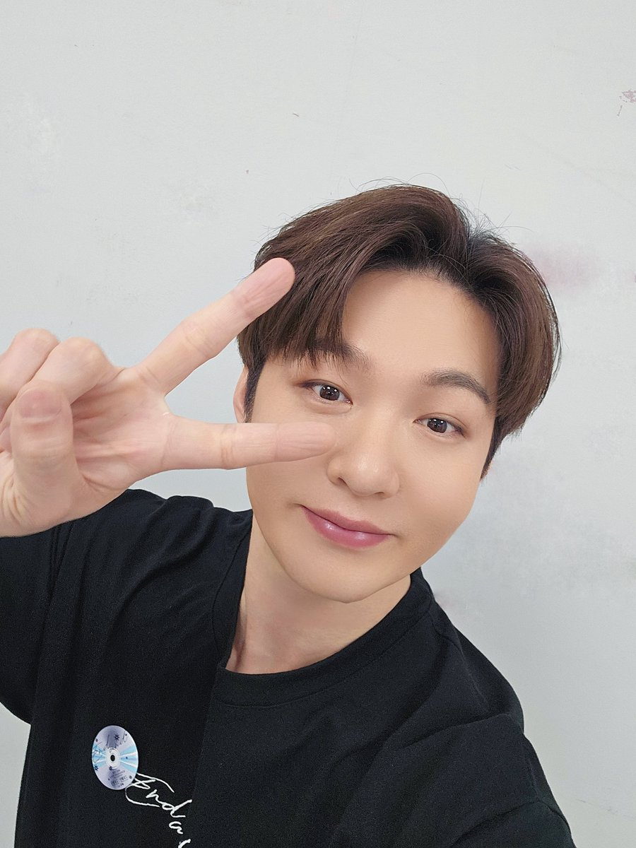 LeeCS_Official's tweet image. [📸] ✨2025-2026 #이창섭 단독 콘서트 &amp;lt;#EndAnd&amp;gt; - 수원✨

창섭 군과 zz6친💙멜로디의
두 번째 전국투어는 모두 끝났지만 ₍˘т т˘₎

예전에도 지금도 앞으로도 영원히.ᐟ.ᐟ
반짝이는 목소리로 함께 노래해 주실 거죠?💓

#LEECHANGSUB #엔드앤드 
#짱섭짱친_이렇게_우린_수원에_있잖아