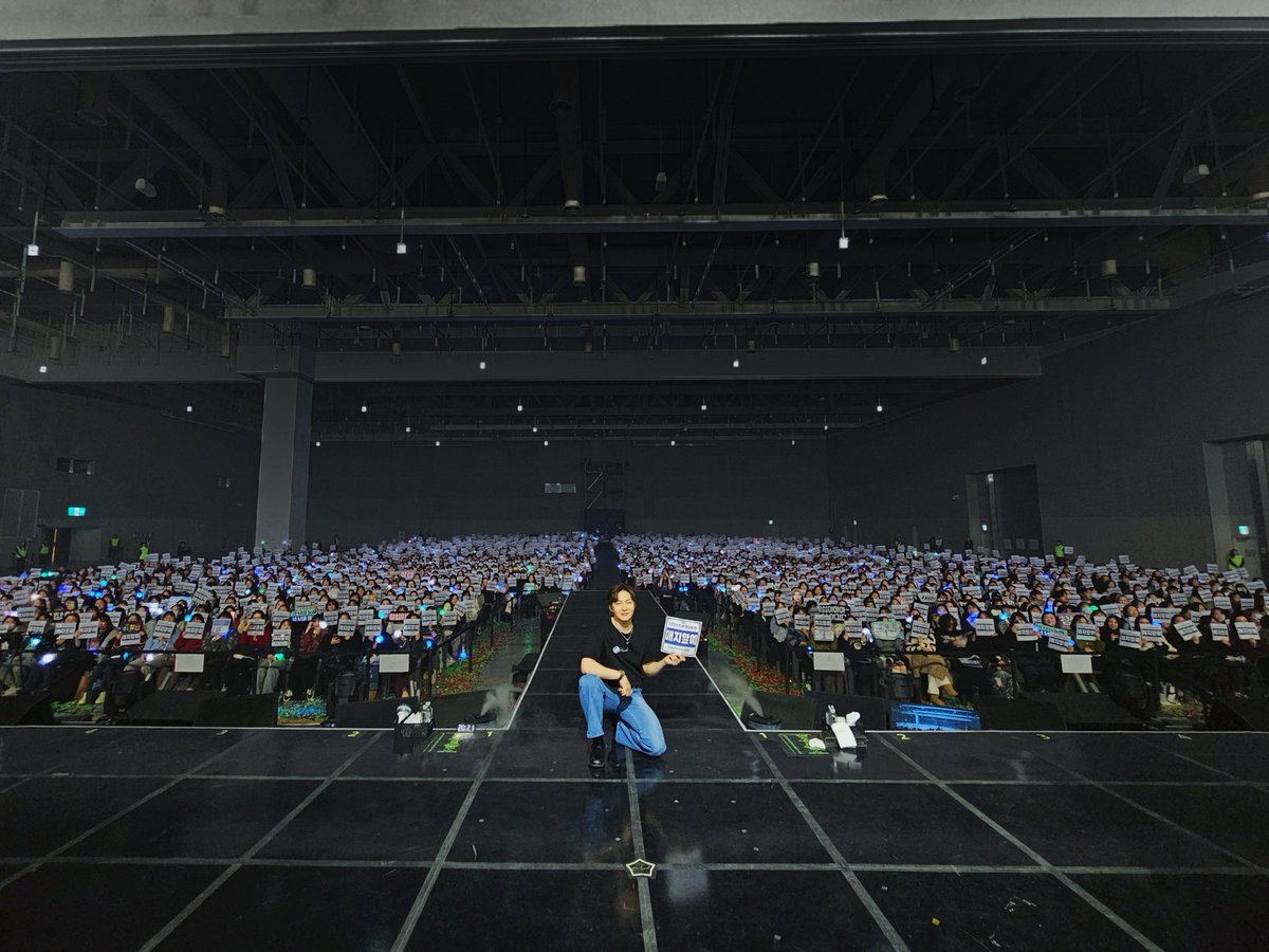 LeeCS_Official's tweet image. [📸] ✨2025-2026 #이창섭 단독 콘서트 &amp;lt;#EndAnd&amp;gt; - 수원✨

창섭 군과 zz6친💙멜로디의
두 번째 전국투어는 모두 끝났지만 ₍˘т т˘₎

예전에도 지금도 앞으로도 영원히.ᐟ.ᐟ
반짝이는 목소리로 함께 노래해 주실 거죠?💓

#LEECHANGSUB #엔드앤드 
#짱섭짱친_이렇게_우린_수원에_있잖아