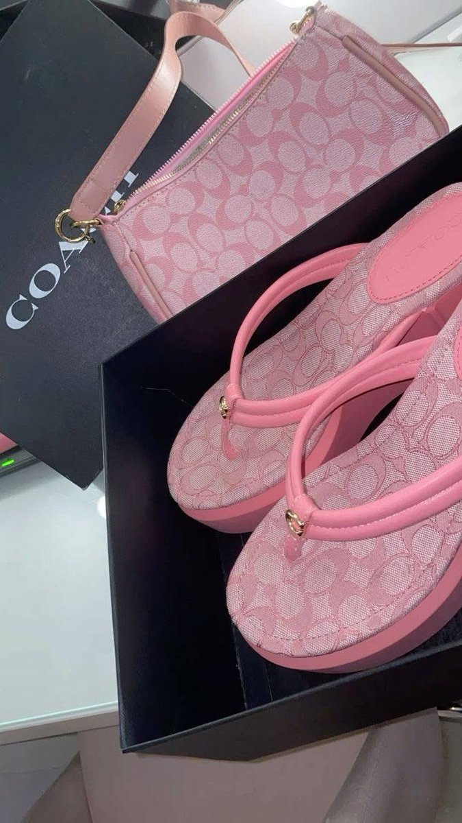 seleena6166's tweet image. Summer hurry up 🩷🌸🤏🏾