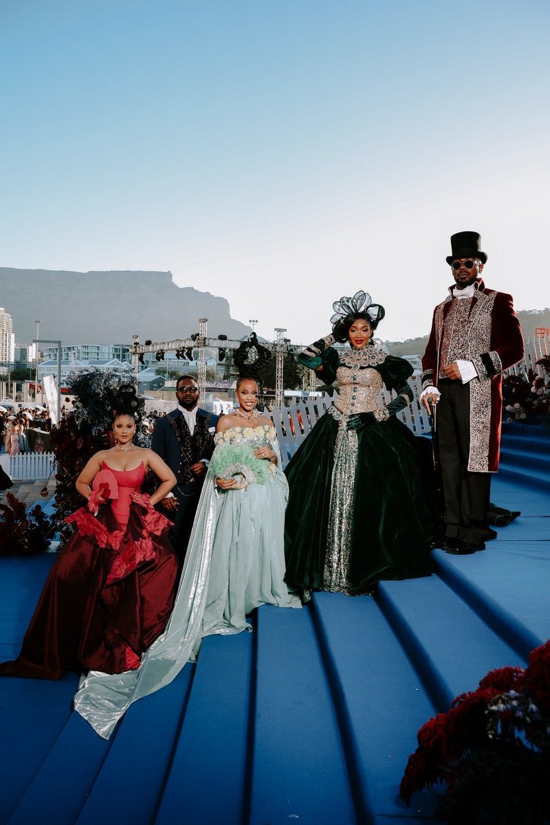 From L - R, Sunshine Rosman, Uzor Arukwe, Efe Irele, Idia Aisien, and Daniel Etim Effiong looking stunning at the Bridgerton premiere in Cape Town. 🇳🇬🔥