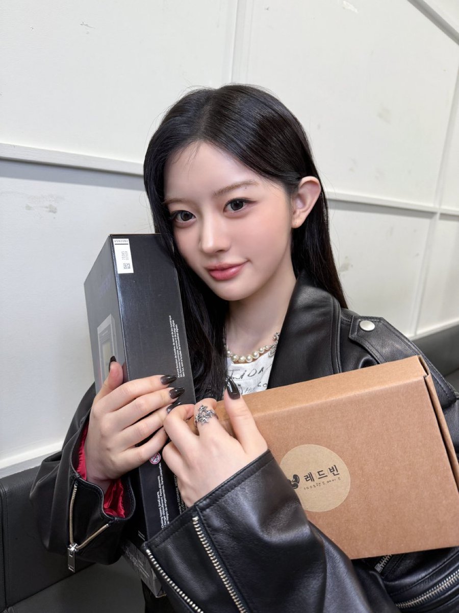 Birthday warmth blooms softly, precious gifts from E X O sunbaes shining like stars. Grateful smiles, gentle hearts, a lovely crown glowing proudly, today wrapped in kindness, laughter, and sweet memories forever. 🥰👑✨