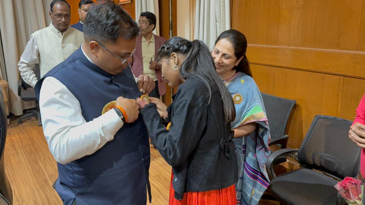 IndoreCollector's tweet image. कलेक्टर श्री शिवम वर्मा की पहल से भिक्षावृत्ति त्यागकर आत्मनिर्भर बने इंदौर के जांबाज गणतंत्र दिवस पर कर्तव्य पथ पर विशिष्ट अतिथि।
Read more:facebook.com/share/p/174aBA…
#BeggaryFreeIndia #SMILEScheme #SocialEmpowerment #JansamparkMP #indore #इंदौर
@CMMadhyaPradesh

@JansamparkMP