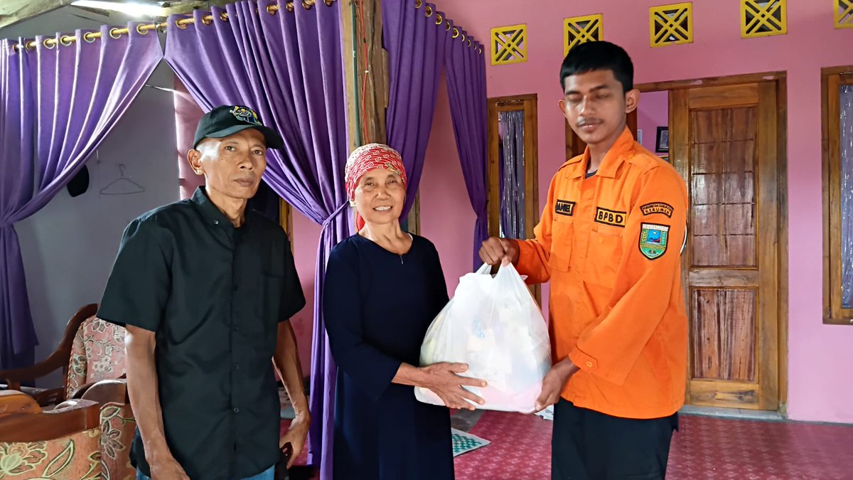 Angin kencang menyebabkan pohon tumbang dan merusak dapur serta kamar rumah warga di Desa Kalipurwo, Kec. Kuwarasan, Sabtu (24/1).
BPBD Kebumen bersama unsur terkait lakukan penanganan, kondisi kini aman.