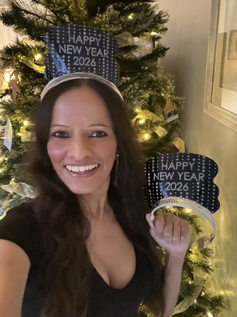 EricaTXRealtor's tweet photo. LATE POST: 🎆💥 Happy New Year 🥂🍾🎇🥳
Even though 2026 is off to a Rough start for me. 
#HappyNewYear #NYE #HappyNewYear2026 #Houston #HTX #NewYear2026 #NYE2026 #Texas #IslandGal #HoustonTexans #HoustonRockets #HoustonAstros #HappyNewYears https://t.co/YynFIoi8hG