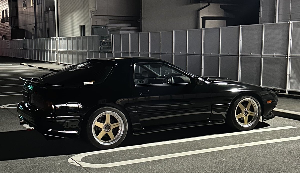 米の配達帰りに伊豆中央道でゆっくり走ってるクラウンが居るなって思いながら距離取って走ってたら寄り道したコンビニでナンパされたw

乗ってた若いカップルだったけどなかなかいい感じの人でゆっくりFC眺めてた。
彼女さんロータリーの排ガスの匂いが好きってだいぶキマッテるなw