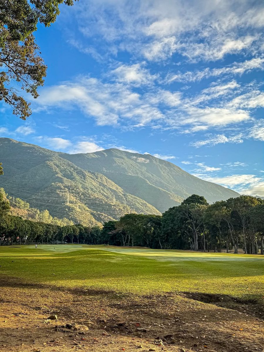 #AcáCaracas Hace 136 años, un 25 enero de 1890, nacía Manuel Cabré, el eterno pintor  del Ávila / Waraira Repano.

Un hispano venezolano que supo retratar con fina delicadeza la majestuosidad de nuestro montaña sagrada, ícono de la caraqueñidad.

🎨 Manuel Cabré
📸 <a href="/avilaprintpro/">Ávila Print Project</a>