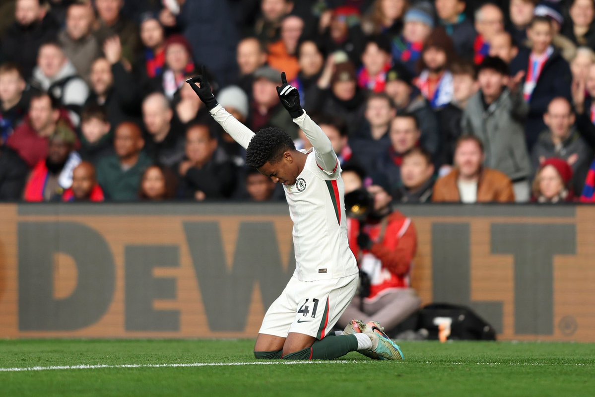 CFCPys's tweet image. 🚨 HT: Crystal Palace 0-1 Chelsea 

Estevao the young star puts Chelsea ahead with a brilliant finish. Some sloppy mistakes on the ball that need to improve. Overall a good half I think. #CFC