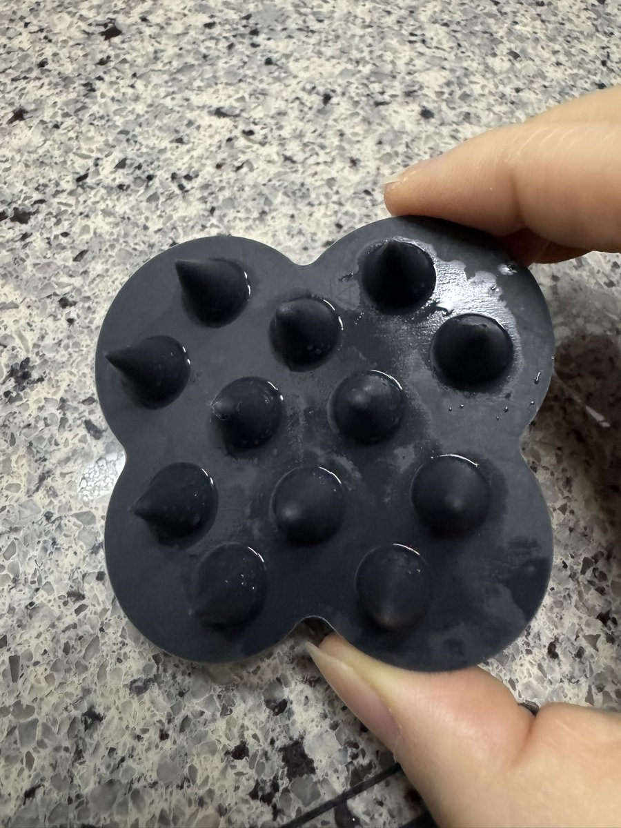 Linewoo_'s tweet image. 머리숱이 풍성하고 좋다고 해주셔서 알려드리는
매일 하는 헤어관리팁/절대 하지않는것.
*좋은 헤어제품 안씀/ 헤어케어, 두피케어 안함

- 매일 하는 것.

1. 머리감을때 무조건 헤어브러쉬로 감기
(사진에 있는 꼬질한 브러쉬는 일본에서 n년전에 산건데 탄력감이 제일 좋아 못버리는 템)

2. 자고