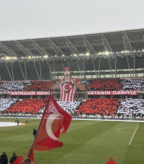 Sivasspor taraftarının, Amedspor maçında yaptığı koreografi. 🇹🇷

"Bayrağın rengi, vatanın canıyız!"