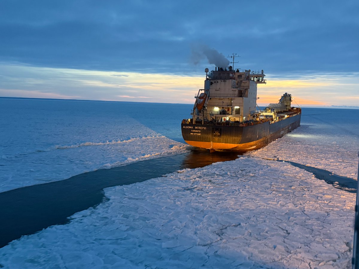 USCGGreatLakes's tweet photo. #BZ to USCGC Mackinaw for their direct assist of the 650-foot M/V Algoma Intrepid this morning near Beaver Island on #LakeMichigan

The Mackinaw arrived on scene &amp; freed the vessel from the ice, assisting it back to navigable waters.

#OperationTaconite #IceBreaking #USCG https://t.co/QRtiThMBbG