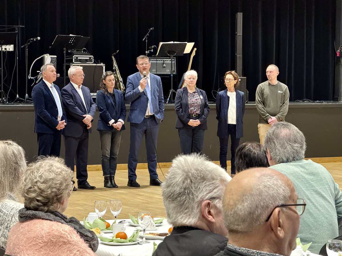 ArriveBenoit's tweet photo. Bel après-midi de convivialité avec nos #seniors lors du goûter des rois et des reines organisé par le CCAS de @VilleCherbourg.
Un temps de partage, de lien et de lutte contre l’isolement, et pour moi l’occasion de leur transmettre mes meilleurs #Vœux2026.
#LienSocial https://t.co/2XVhXgjtky