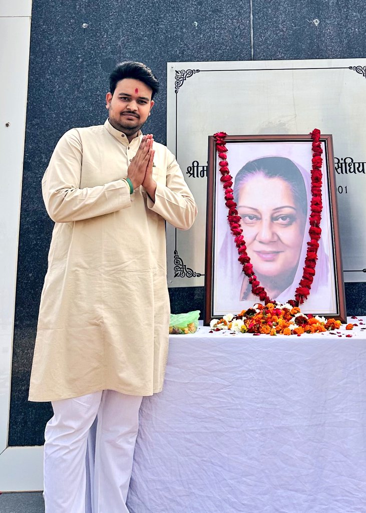 राष्ट्र सेवा में समर्पित, भाजपा संस्थापक सदस्यों में से एक, जन-जन की प्रिय परम श्रद्धेय 'राजमाता' श्रीमंत विजयाराजे सिंधिया जी की पुण्यतिथि पर उनकी प्रतिमा पर पुष्पांजलि अर्पित कर उनको नमन किया ।
#राजमाताविजयराजेसिंधिया 
<a href="/AScindia/">Mahanaaryaman Scindia</a>  <a href="/JM_Scindia/">Jyotiraditya M. Scindia</a> 
<a href="/BJP4India/">BJP</a> <a href="/NitinNabin/">Nitin Nabin</a>