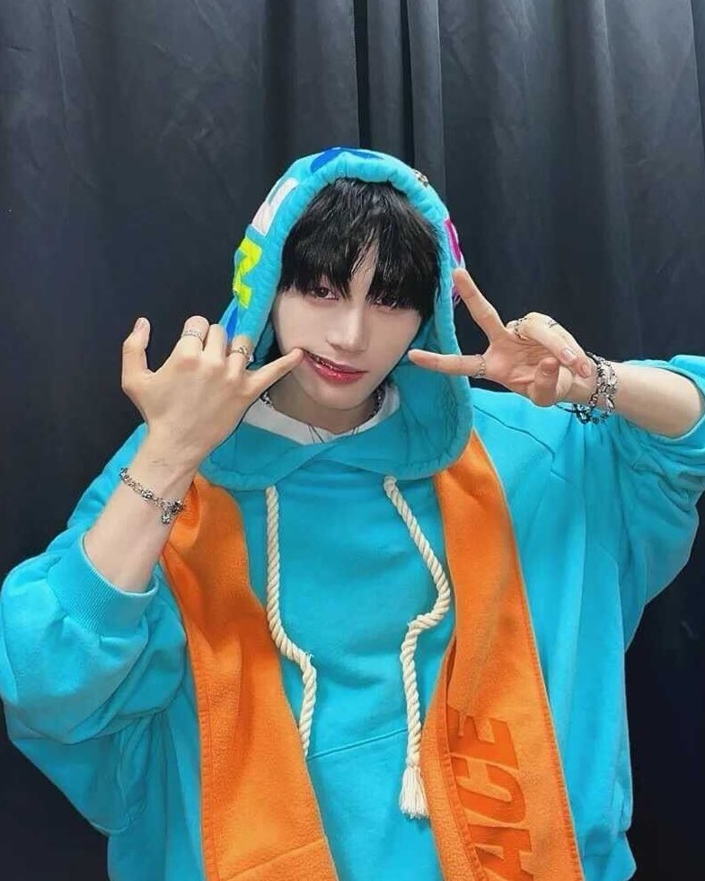 만약에 팬미팅 하면 데뷔할 때 입었던 옷 
다시 입고 원앤온리 해주면 안 되나요.