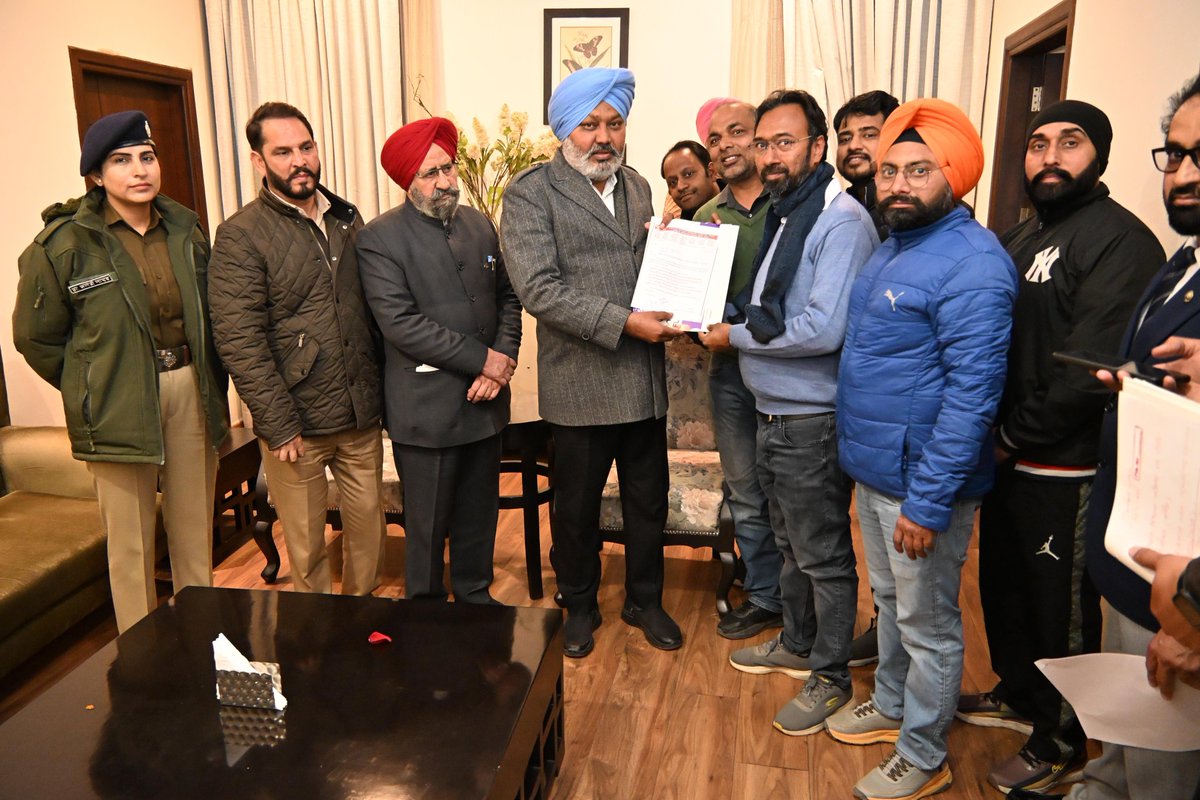 Lets see ,when the word come True??? Getting  same words since last four years.ਬਠਿੰਡਾ ਵਿੱਚ ਅੱਜ ਕੰਪਿਊਟਰ ਅਧਿਆਪਕ ਸੰਘਰਸ਼ ਕਮੇਟੀ ਵਲੋਂ *ਵਿੱਤ ਮੰਤਰੀ ਪੰਜਾਬ ਸ੍ਰੀ ਹਰਪਾਲ ਚੀਮਾ* ਨਾਲ ਮੀਟਿੰਗ ਕੀਤੀ ਗਈ। ਅੱਜ ਦੀ short ਮੀਟਿੰਗ ਵਿੱਚ ਘੱਟ ਸਮੇਂ ਦੀ ਉਪਲੱਬਧਤਾ ਨੂੰ ਦੇਖਦੇ ਹੋਏ ਮੁੱਖ ਤੌਰ ਤੇ ਪਹਿਲਾਂ ਬਣੀ ਸਹਿਮਤੀ ਅਨੁਸਾਰ