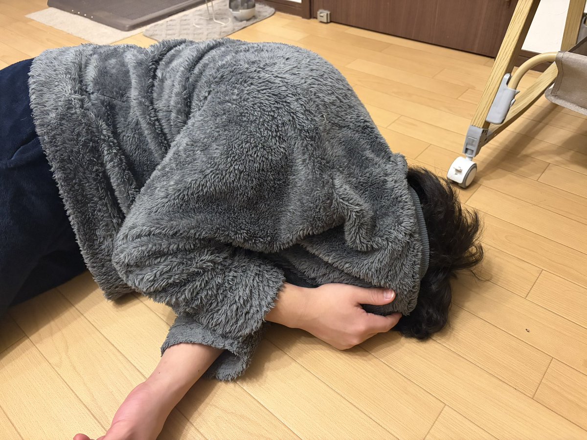 HeineRam's tweet photo. 飼ってるイヌを愛しすぎて、いつか死んでしまう事を考えて毎回泣いてしまう旦那氏。 https://t.co/Fq09Xzluy7