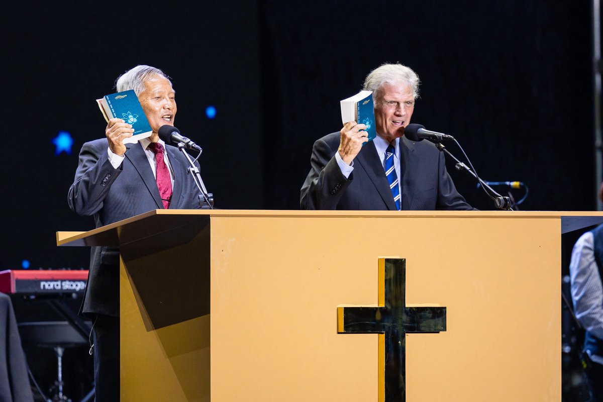 Franklin_Graham's tweet photo. What an unbelievable weekend in Siem Reap! This ancient Cambodian city with 1,000+ years of history saw something it’s never seen before—over 27,000 people gathering to hear a message of God’s love for them. On the final night of #LoveSiemReap, I preached the Good News that God sent His Son, Jesus Christ, to save us from our sins, and that those who put their faith and trust in Him will be forgiven. @BGEA