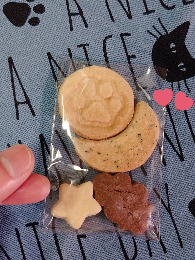 今日のおいしい😋

くらげちゃん手作りクッキー🫶
勿体なさすぎて保存しておこうかと思ったけど冷静に考えなおして（）おいしく頂きます！とっておきの紅茶と一緒に🫖

こないだの特典ブロマイドもありがと~🫶
スタンプ盛り盛りすいません笑

リアルのくらげちゃんが気になる人はぜひお店に👍️