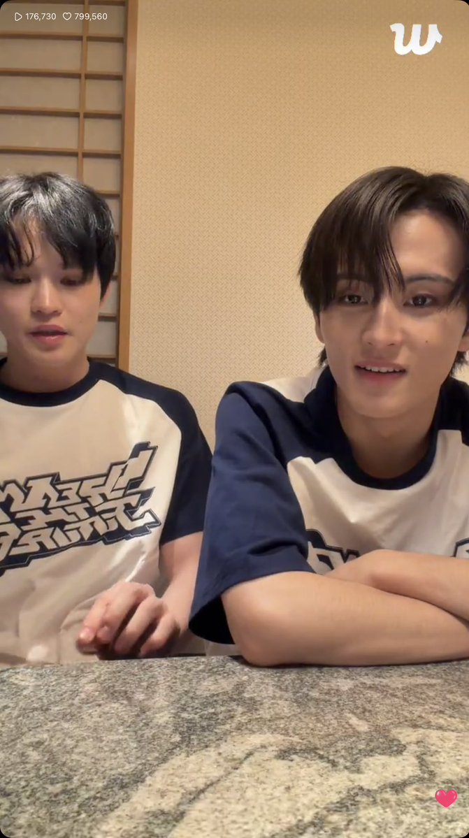 KandybearryNR's tweet image. ขำจะตาย555555555555 เสื้อ MD คอนญี่ปุ่นเอ็นดูว่ะ ตอนแรกใส่เสื้อคลุมละร้อนเลยถอดตัวนอกออก พี่ม้าคบอกอย่าล้อผมนะครับละน้องเล่อเลยไปเปลี่ยนเสื้อ(?)มา55555น่ารักว่ะ