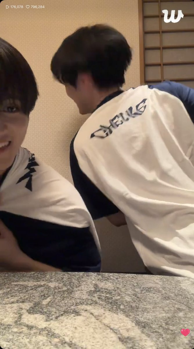 KandybearryNR's tweet image. ขำจะตาย555555555555 เสื้อ MD คอนญี่ปุ่นเอ็นดูว่ะ ตอนแรกใส่เสื้อคลุมละร้อนเลยถอดตัวนอกออก พี่ม้าคบอกอย่าล้อผมนะครับละน้องเล่อเลยไปเปลี่ยนเสื้อ(?)มา55555น่ารักว่ะ