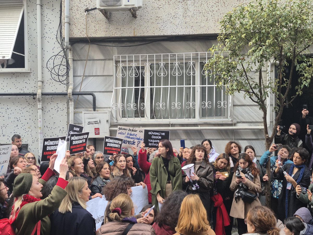 kadindireniste1's tweet photo. Öldürülerek bedeni çöpe bırakılan #DurdonaKhokimova için binlerce kadın Şişli'de bir araya geldik. 

Bizler artan kadın cinayetlerinin üç beş psikopat erkeğin işi olmadığını, AKP/Saray rejiminin 20 yıllık sistematik kadın düşmanı politikalarının sonucu olduğunu biliyoruz.

Erkeklere cesaret veren ve kadınların yaşamlarını tehdit eden politikalara karşı her sokakta, her meydanda bizi bulacaksınız. Bizi mahkum etmeye çalıştığınız bu karanlığa alışmayacağız, şiddete ve sömürüye direneceğiz. 

Öfkemize, isyanımıza, direnişimize yenileceksiniz! 

#KatledilenKadınlarİsyanımızdır