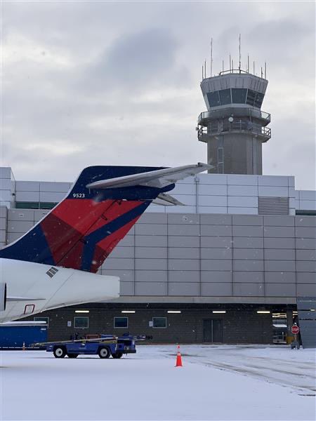 Good morning! ❄️ With the city waking up to snow-covered views, DAL remains open and operational. Our crews have been applying anti-ice treatment to the runway to support safe travel. Please drive carefully and check your flight status before coming to the airport.