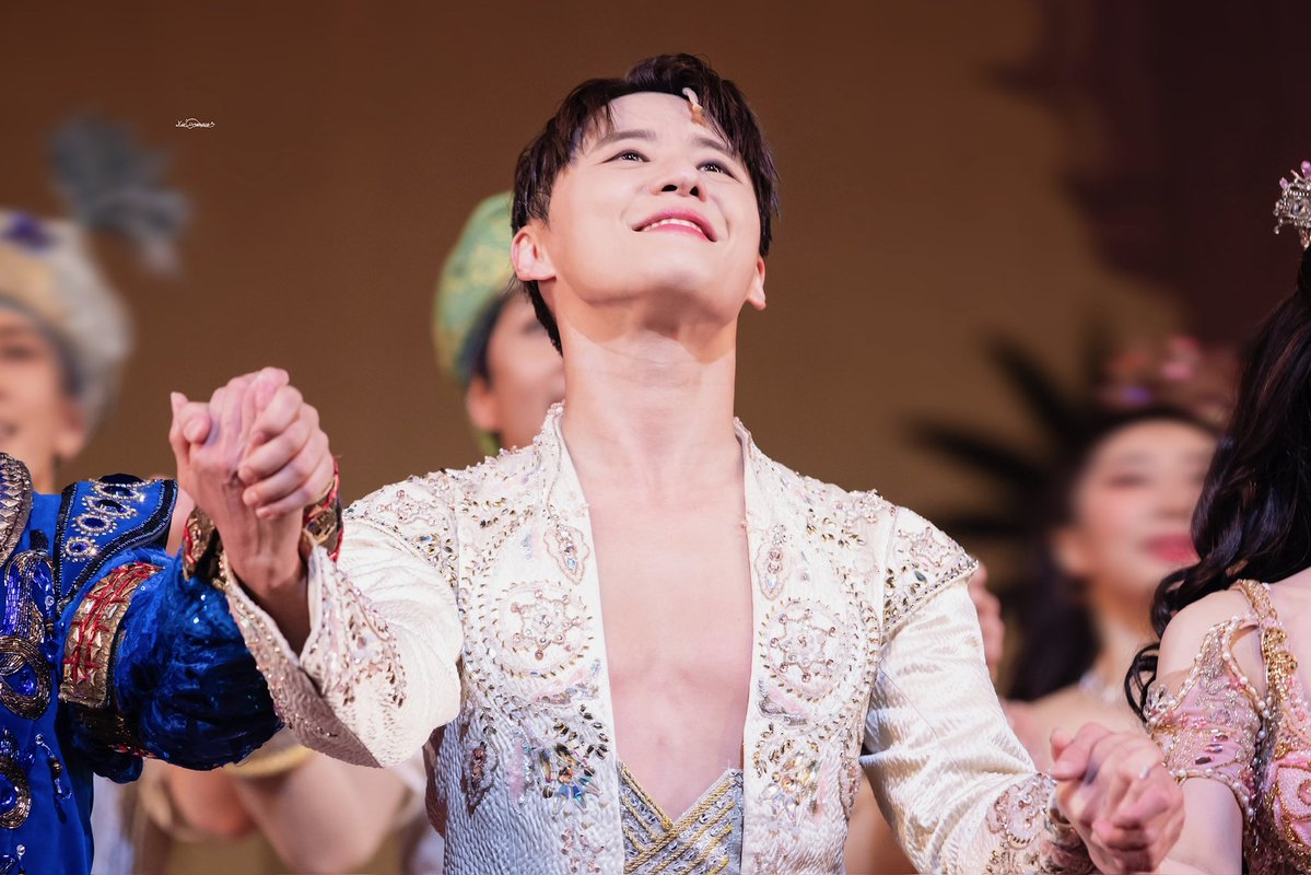 가삿말에 용기를 얻어 다시 무대에 올랐던 너,
그런 네가 들려준 노랫말에 용기를 얻어 살아가고 있는 나.

서로가 서로에게 ‘덕분’이 되어주는 이 소중한 관계를 앞으로도 잘 지켜나가보자.

준수야, 뮤지컬 데뷔 16주년 진심으로 축하해♡
#끝나지_않는_음악_김준수
#뮤지컬배우김준수_데뷔16주년