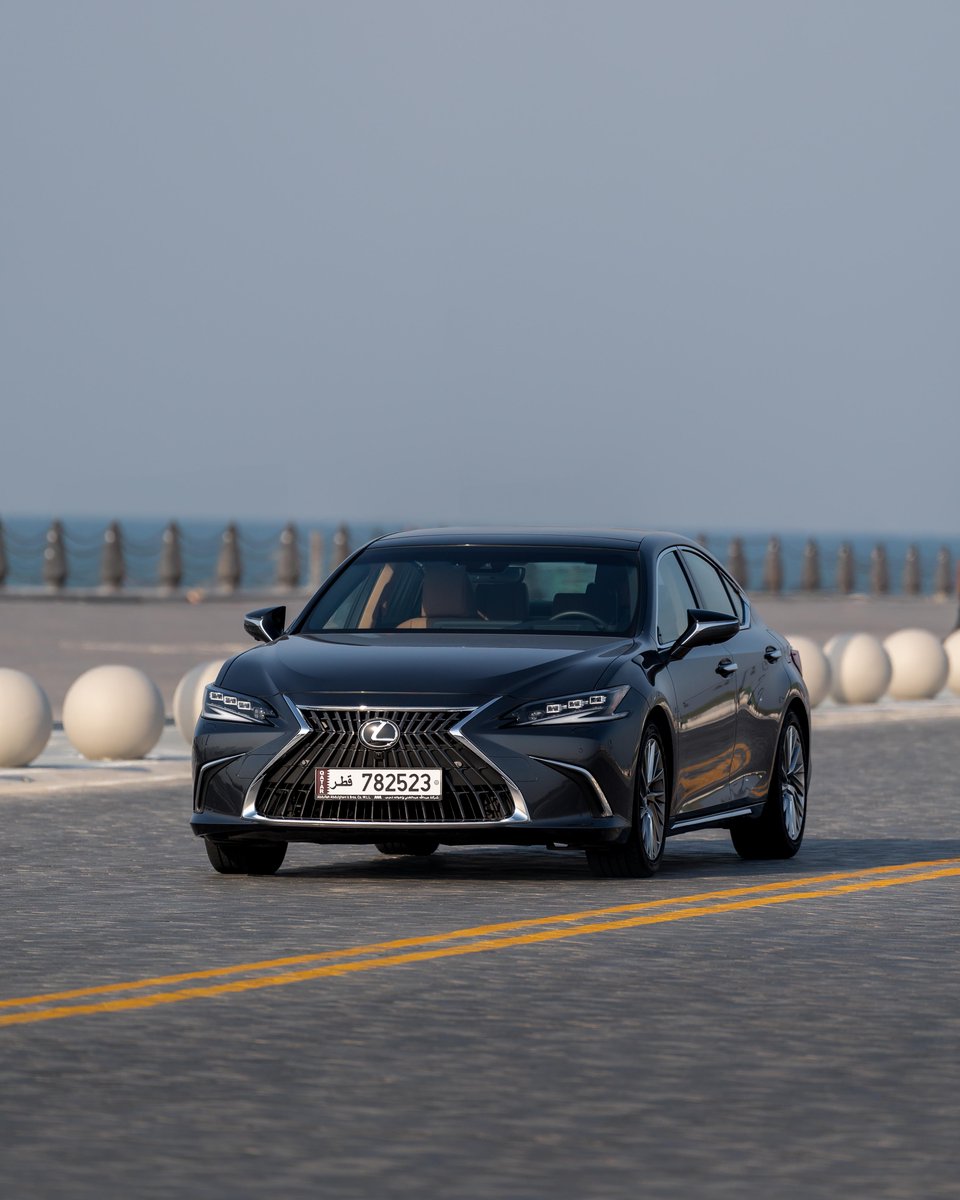 Effortless luxury and commanding presence. The Lexus ES 350 is designed for the journey ahead.

فخامة وحضور لا يُضاهى.
لكزس آي إس 350 مصممة لرحلتك القادمة.