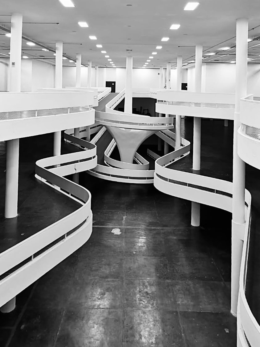 São Paulo uma cidade que cresceu e se desenvolveu recebendo imigrantes do mundo todo e gente do Brasil inteiro. 472 anos de muita história e cultura.  Parabéns.