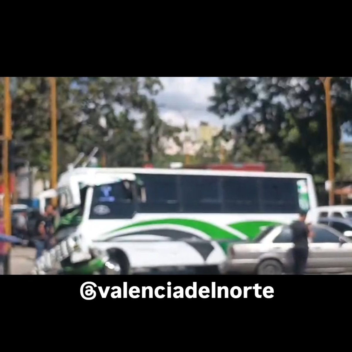 Choque involucra camioneta por puesto y camioneta particular #valencia